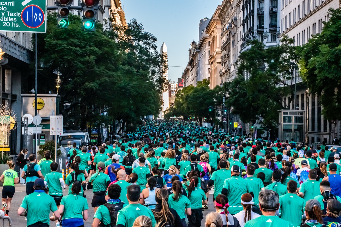 Runners por la avenida 9 de Julio con el Obelisco de fondo